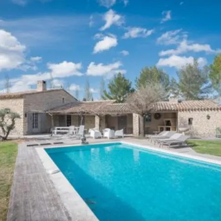 Avec Piscine A Gordes, En Provence *